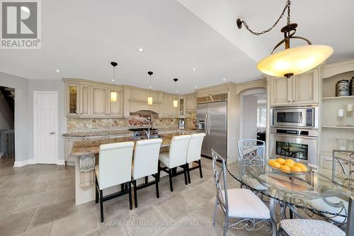 8 Coates Hill Crt, Caledon, ON - Indoor Photo Showing Kitchen With Upgraded Kitchen