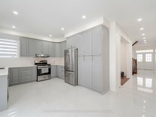 1 White Elm Way, Brampton, ON - Indoor Photo Showing Kitchen With Upgraded Kitchen