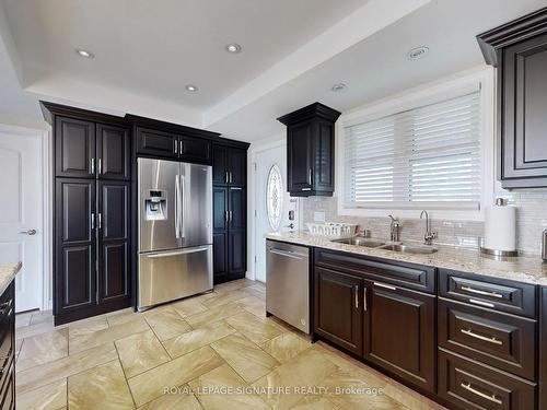992 Irvine Rd, Niagara-On-The-Lake, ON - Indoor Photo Showing Kitchen With Double Sink