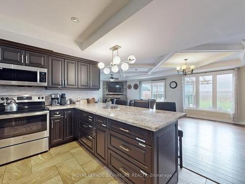 992 Irvine Rd, Niagara-On-The-Lake, ON - Indoor Photo Showing Kitchen With Upgraded Kitchen