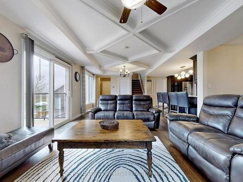 992 Irvine Rd, Niagara-On-The-Lake, ON - Indoor Photo Showing Living Room