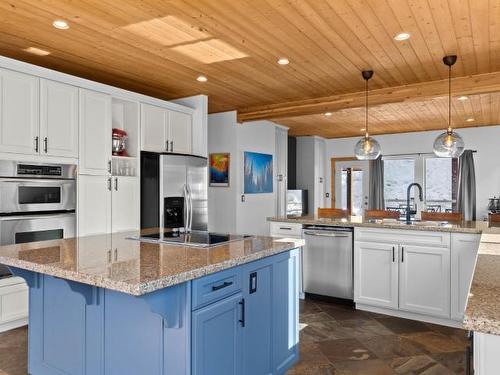 2431 Fairways Drive, Sun Peaks, BC - Indoor Photo Showing Kitchen With Upgraded Kitchen
