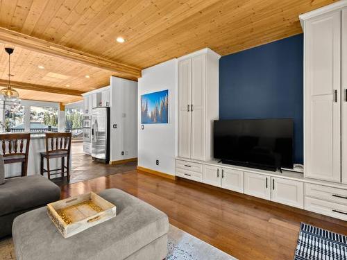 2431 Fairways Drive, Sun Peaks, BC - Indoor Photo Showing Living Room