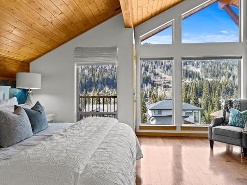 2431 Fairways Drive, Sun Peaks, BC - Indoor Photo Showing Bedroom