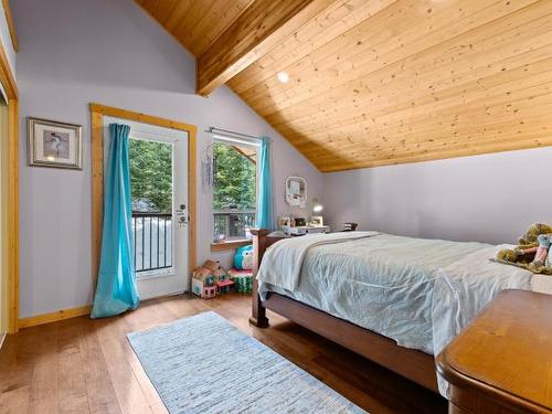 2431 Fairways Drive, Sun Peaks, BC - Indoor Photo Showing Bedroom
