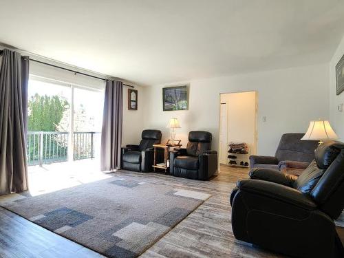 723 Elm Street, Ashcroft, BC - Indoor Photo Showing Living Room