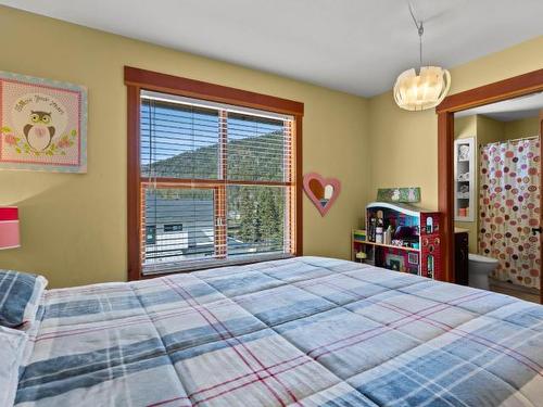 2565 Mountain View Drive, Sun Peaks, BC - Indoor Photo Showing Bedroom