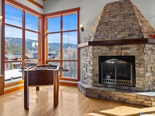 2565 Mountain View Drive, Sun Peaks, BC - Indoor Photo Showing Living Room With Fireplace