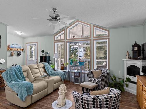 2715 Fraser Road, North Shuswap, BC - Indoor Photo Showing Living Room