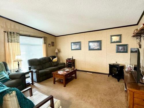 2581 Spring Bank Ave, Merritt, BC - Indoor Photo Showing Living Room