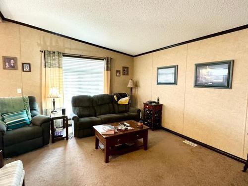 2581 Spring Bank Ave, Merritt, BC - Indoor Photo Showing Living Room