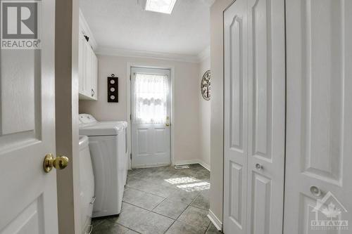 1505 Forest Valley Drive, Ottawa, ON - Indoor Photo Showing Laundry Room