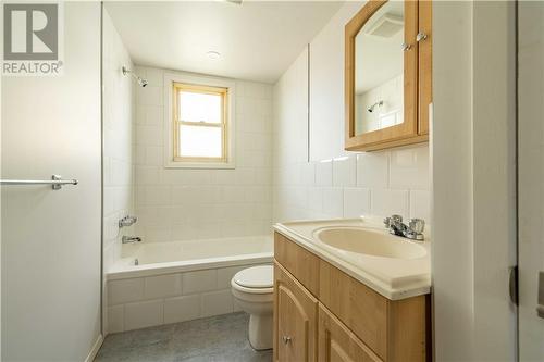20367 First Street, Green Valley, ON - Indoor Photo Showing Bathroom