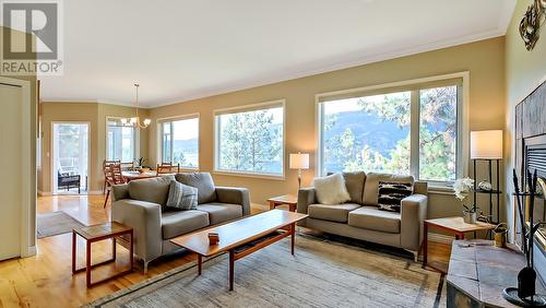 2188 Bennett Road, Kelowna, BC - Indoor Photo Showing Living Room
