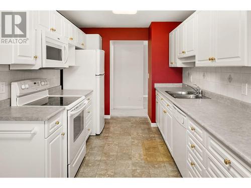 980 Glenwood Avenue Unit# 208, Kelowna, BC - Indoor Photo Showing Kitchen With Double Sink