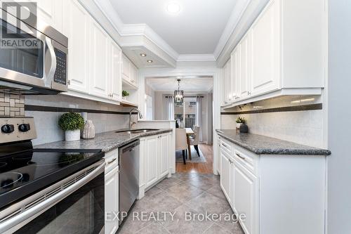 #60 -2670 Battleford Rd, Mississauga, ON - Indoor Photo Showing Kitchen With Upgraded Kitchen
