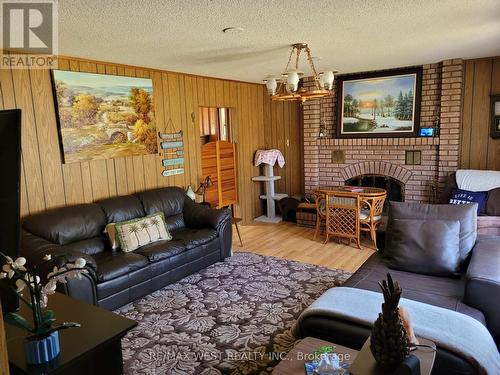 16 Fredrick Avenue, Tiny, ON - Indoor Photo Showing Living Room
