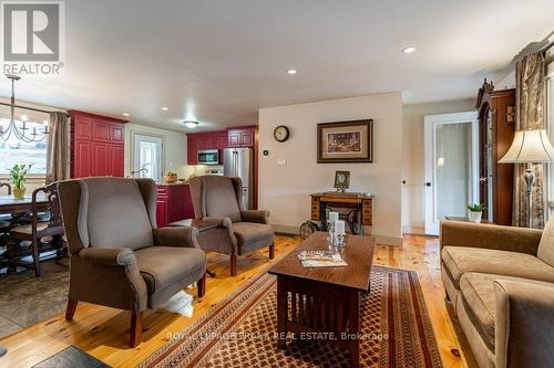445 Beaver Lake Road, Galway-Cavendish And Harvey, ON - Indoor Photo Showing Living Room