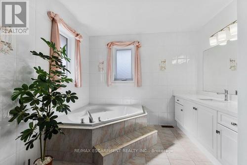 5100 Fallingbrook Drive, Mississauga, ON - Indoor Photo Showing Bathroom