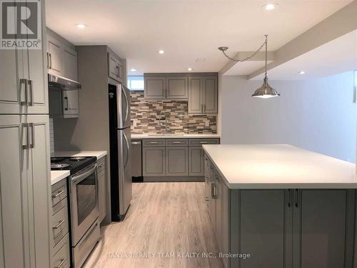 106 Montgomery Ave, Whitby, ON - Indoor Photo Showing Kitchen With Upgraded Kitchen