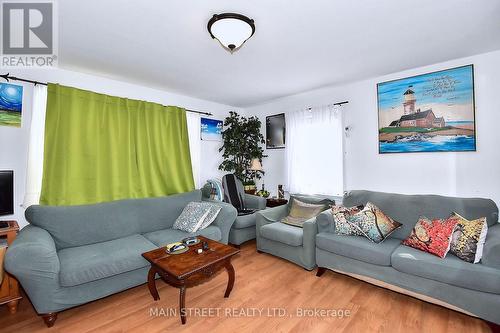 88 Spruce Street, Aurora, ON - Indoor Photo Showing Living Room