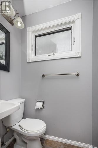 867 East Centre, Saskatoon, SK - Indoor Photo Showing Bathroom