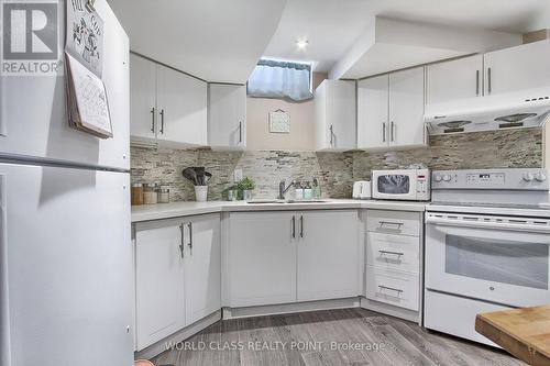 7 Delphinium Avenue, Richmond Hill, ON - Indoor Photo Showing Kitchen With Double Sink