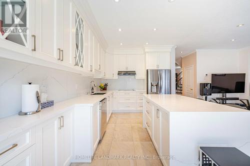 106 Alfred Paterson Dr, Markham, ON - Indoor Photo Showing Kitchen With Upgraded Kitchen