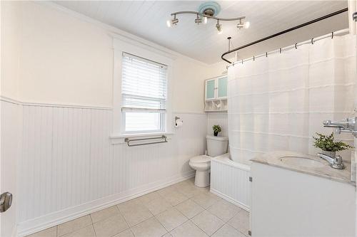 4625 Fifth Avenue, Niagara Falls, ON - Indoor Photo Showing Bathroom