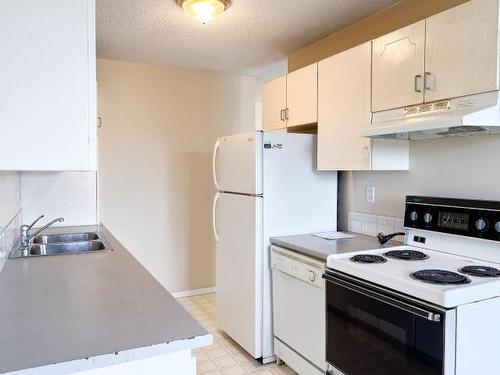 191 Mcgill Rd, Kamloops, BC - Indoor Photo Showing Kitchen With Double Sink