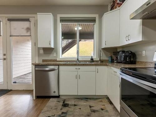 1065 Edgehill Place, Kamloops, BC - Indoor Photo Showing Kitchen With Double Sink