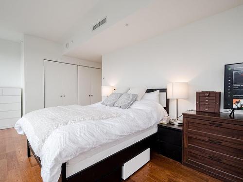 Master bedroom - 2501-1155 Rue De La Montagne, Montréal (Ville-Marie), QC - Indoor Photo Showing Bedroom