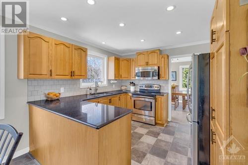 7121 Shadow Ridge Drive, Greely, ON - Indoor Photo Showing Kitchen