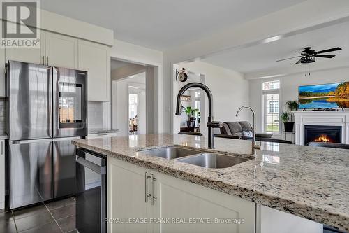 100 Highlands Boulevard, Cavan Monaghan, ON - Indoor Photo Showing Kitchen With Double Sink With Upgraded Kitchen