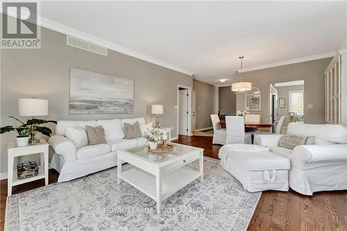 32 Stickland Lane, Hamilton, ON - Indoor Photo Showing Living Room