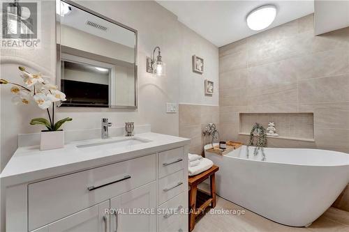 32 Stickland Lane, Hamilton, ON - Indoor Photo Showing Bathroom