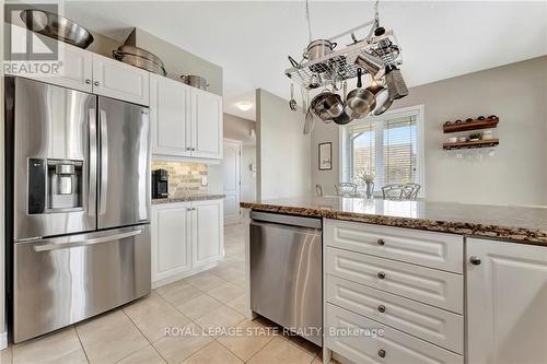 32 Stickland Lane, Hamilton, ON - Indoor Photo Showing Kitchen With Stainless Steel Kitchen With Upgraded Kitchen