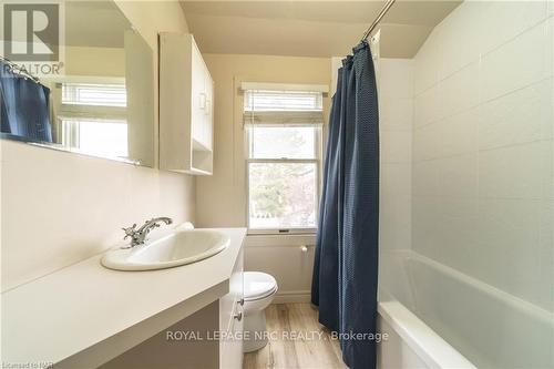 5885 Keith St, Niagara Falls, ON - Indoor Photo Showing Bathroom