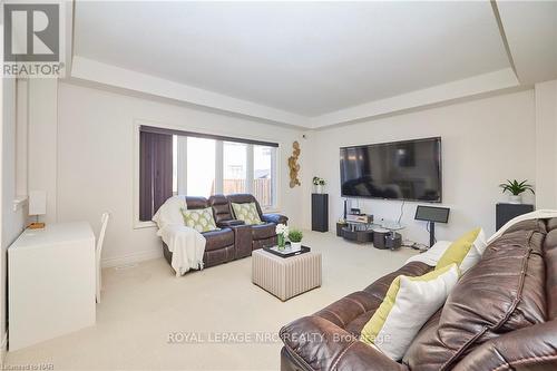 13 Winterberry Boulevard, Thorold, ON - Indoor Photo Showing Living Room