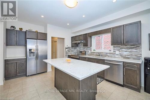 13 Winterberry Boulevard, Thorold, ON - Indoor Photo Showing Kitchen With Upgraded Kitchen