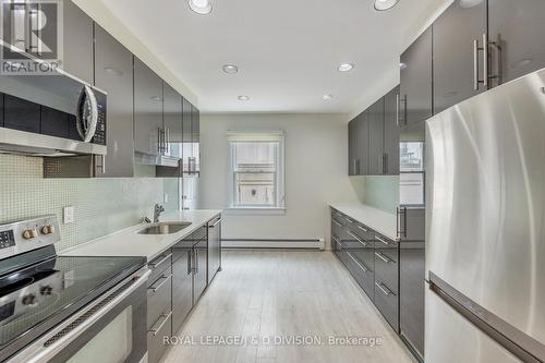 16 Farnham Ave, Toronto, ON - Indoor Photo Showing Kitchen With Upgraded Kitchen