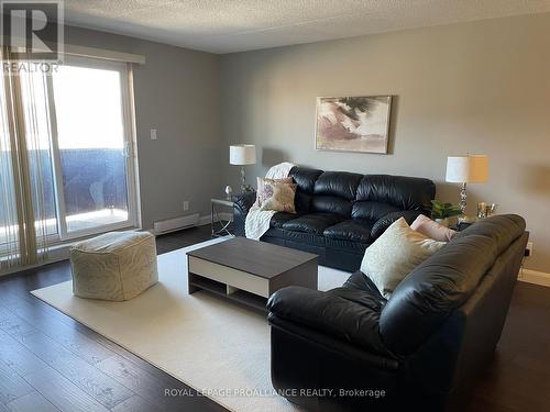 #202 -795 Sherbrooke St, Peterborough, ON - Indoor Photo Showing Living Room