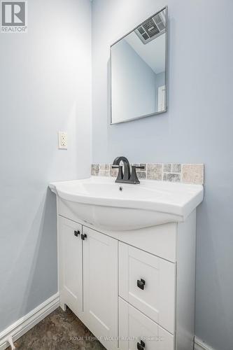 288 Salisbury Avenue, Cambridge, ON - Indoor Photo Showing Bathroom