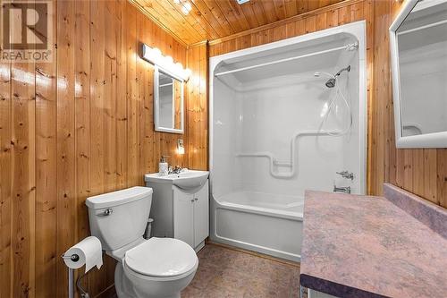 42 Queen Street, Smiths Falls, ON - Indoor Photo Showing Bathroom
