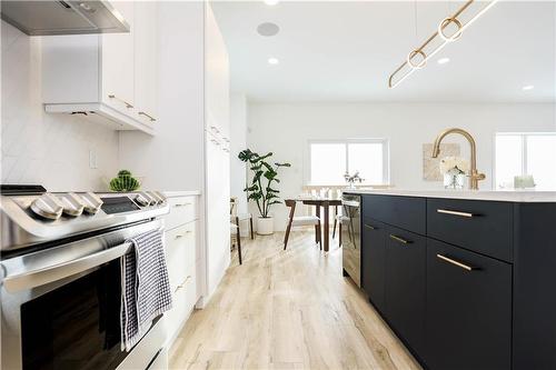 37 Prairie Sage Street, West St Paul, MB - Indoor Photo Showing Kitchen With Upgraded Kitchen