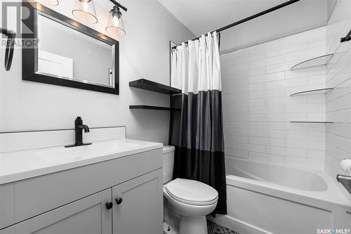 726 Grandview Street W, Moose Jaw, SK - Indoor Photo Showing Bathroom