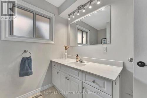 477 Rymal Road W, Hamilton, ON - Indoor Photo Showing Bathroom