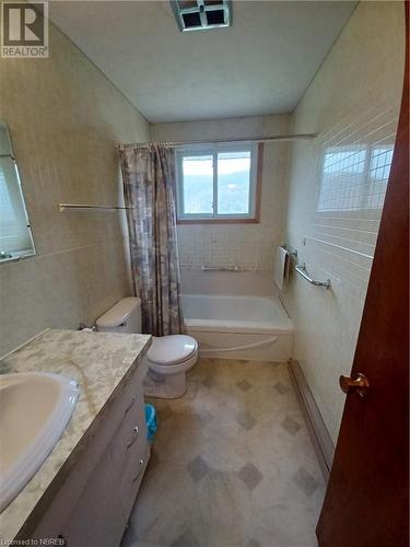 449 Valois Drive, Mattawa, ON - Indoor Photo Showing Bathroom
