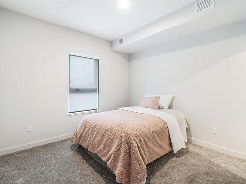 207-140 Jensen Ave West, Parksville, BC - Indoor Photo Showing Bedroom