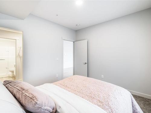 207-140 Jensen Ave West, Parksville, BC - Indoor Photo Showing Bedroom